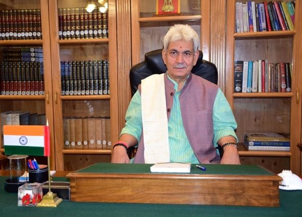 LG Sinha greets people on I Day