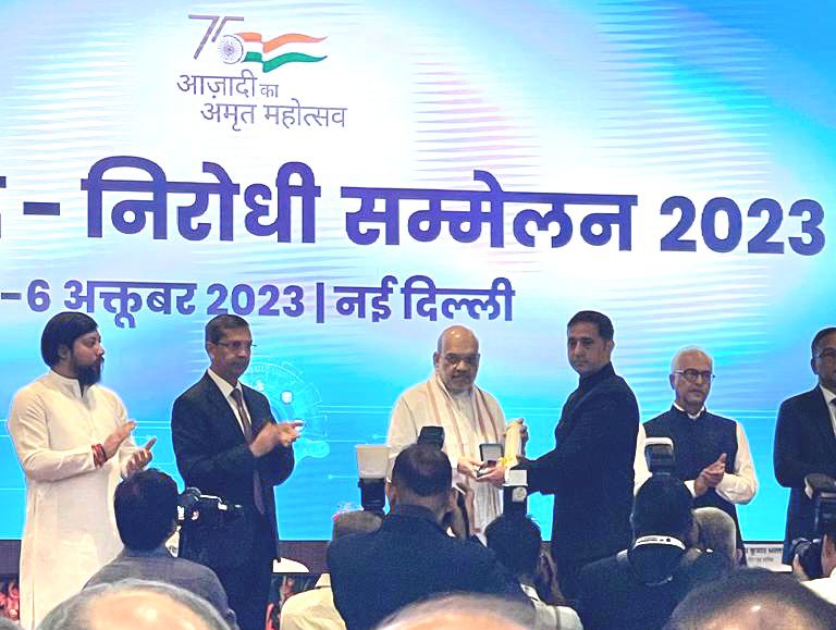 Amit Shah Presents 'Excellence in Investigation' Award to SSP Srinagar ...