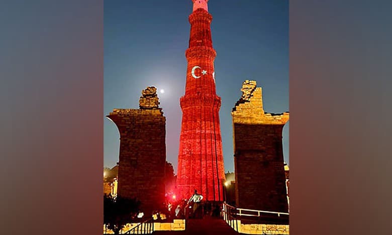 Qutub Minar Turkish flag 780x470 1