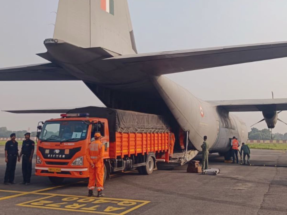 Second flight carrying 9 tonnes worth of emergency relief assistance lands in Nepal. eYW541