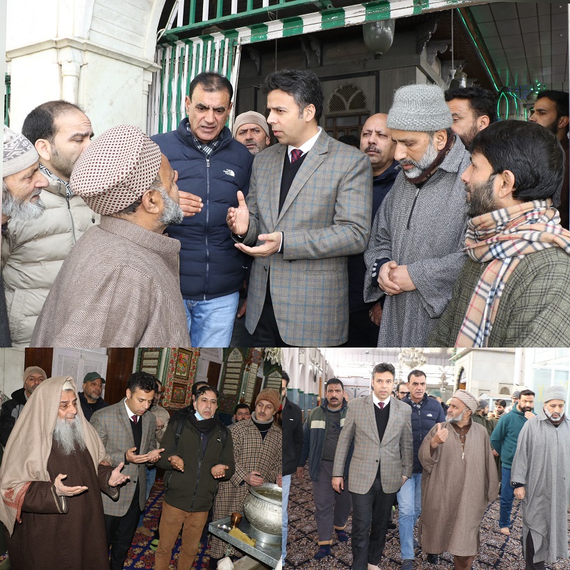 DC Srinagar visits Makdoom Mandal Ganpatiyar Temple and Soumyaar Temple
