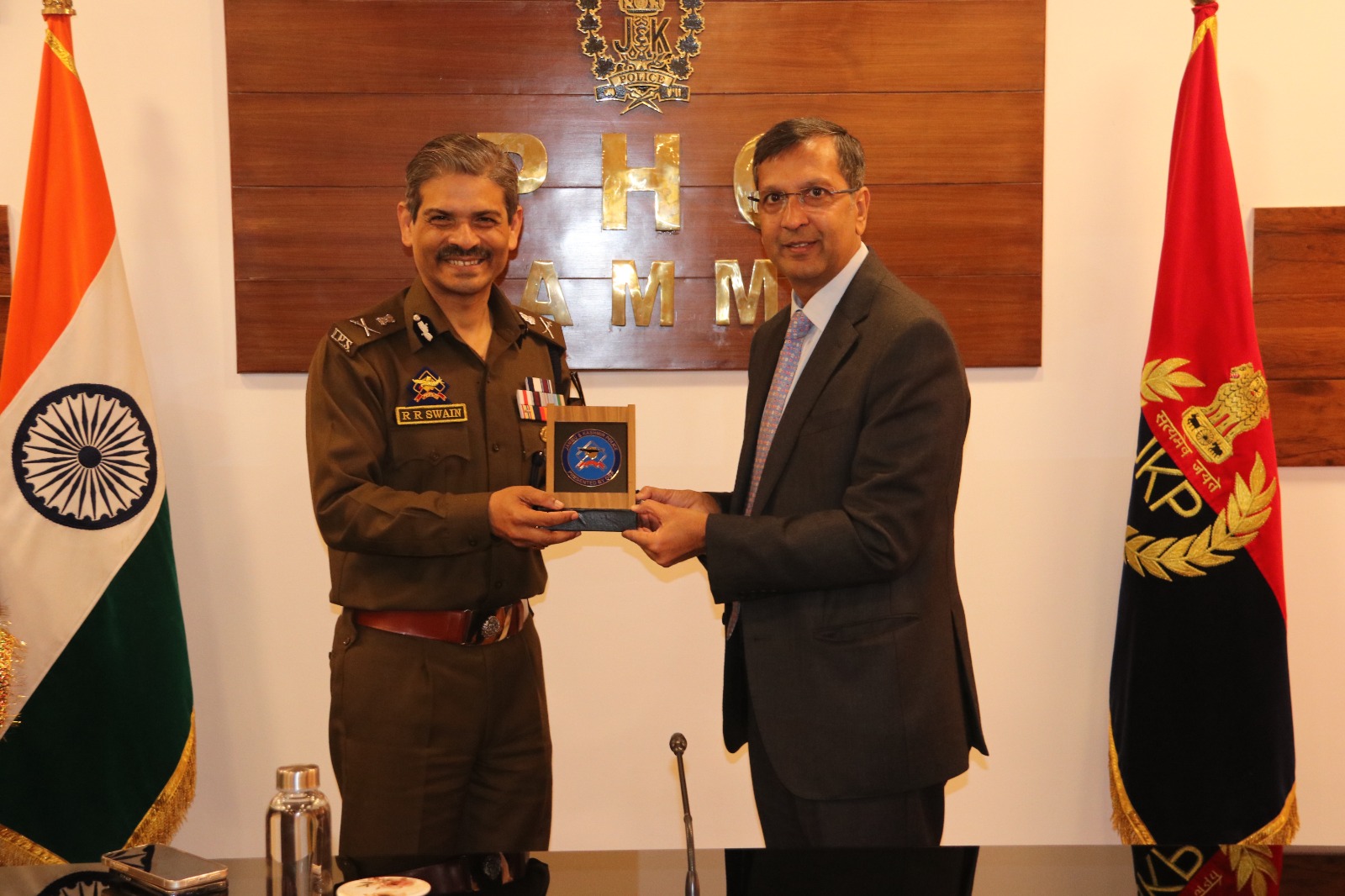 DGP Jk presenting memento to DG NIA