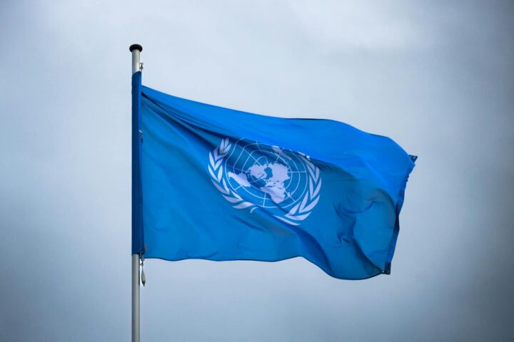 un flag flying in the wind