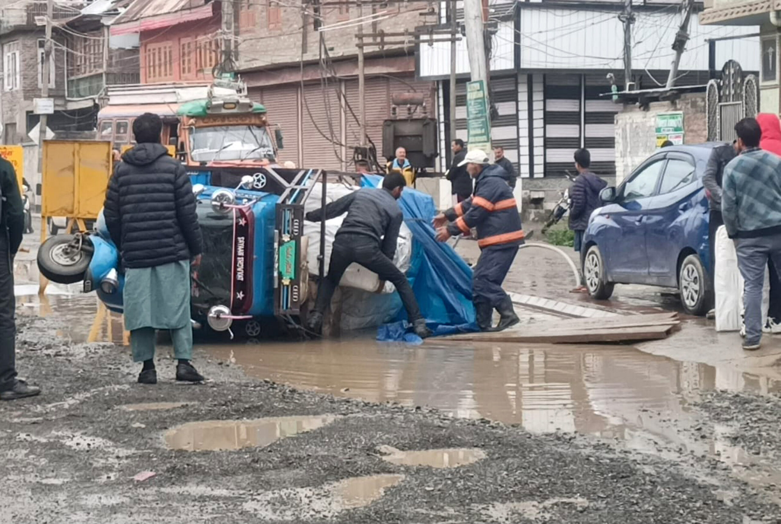 ACCIDENT AT GANDERPORA CHOWK 2 scaled
