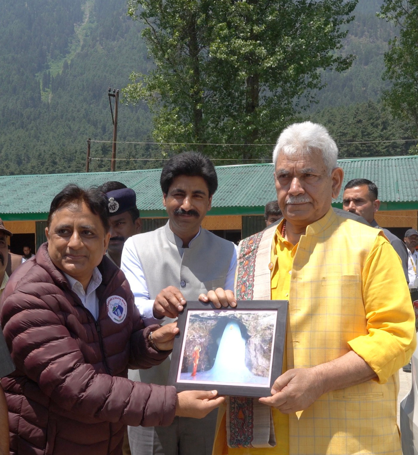 Lt Governor Sh Manoj Sinha visited Nunwan Base camp at Pahalgam 1