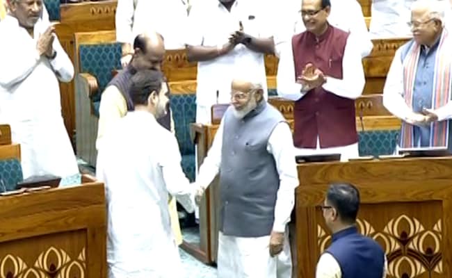 a5i38ol pm modi rahul gandhi shake hands