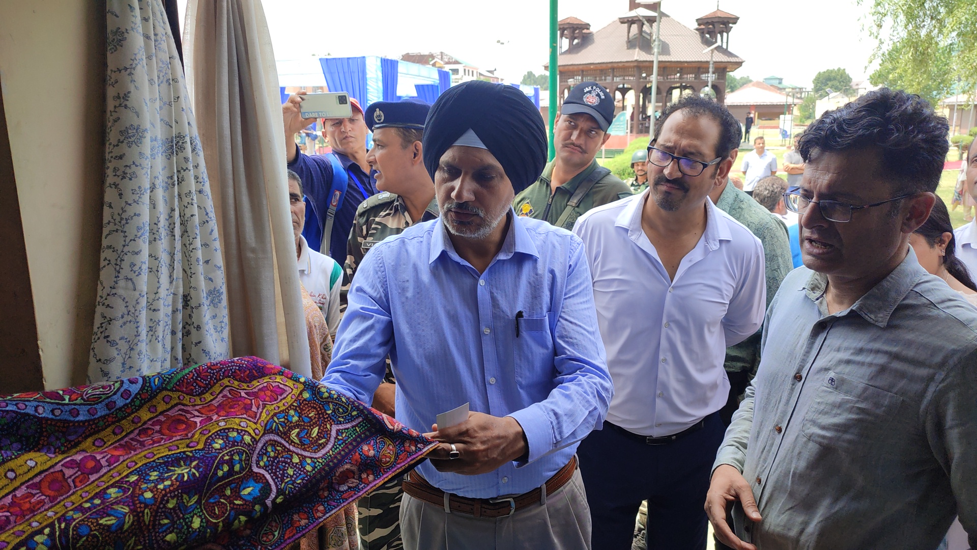 Commissioner Secretary IC 10th National Handloom Day celebrated at Kashmir Haat 7 2