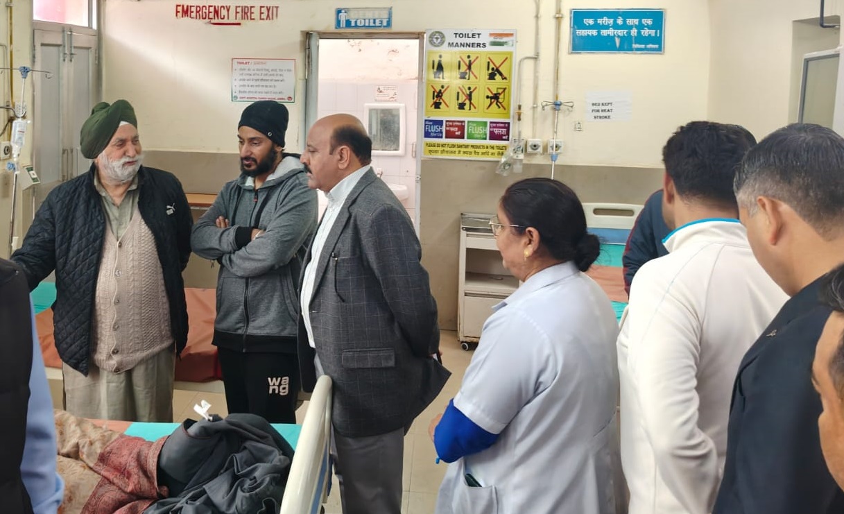 Dy CM conducts surprise inspection of PWD office Gandhi Nagar Hospital 28