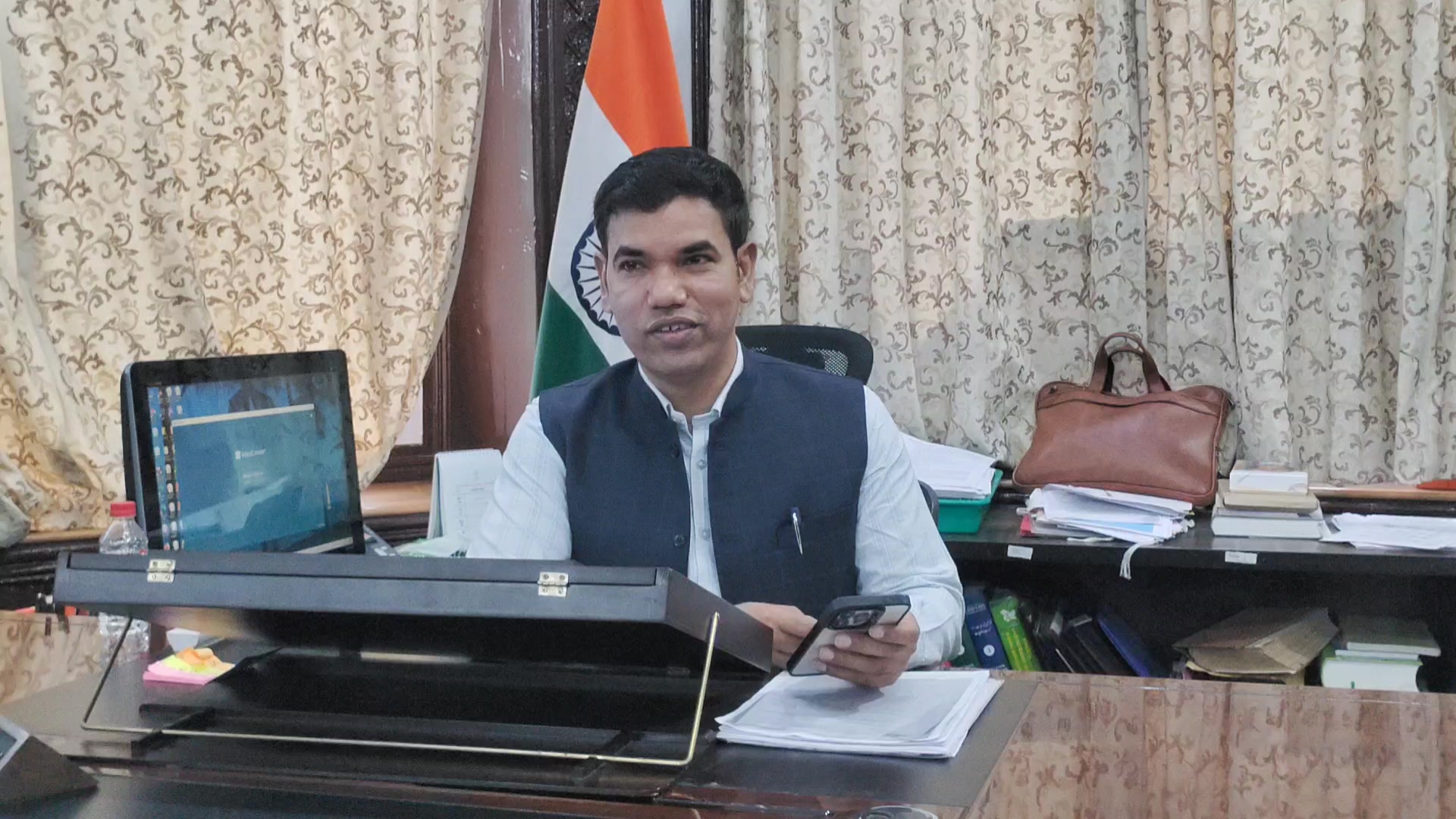 Div com Kashmir.mp4.00 00 00 00.Still001
