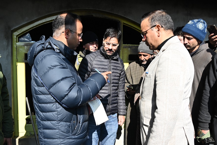 Distt admin Shopian provides immediate relief to Saidpora fire victims