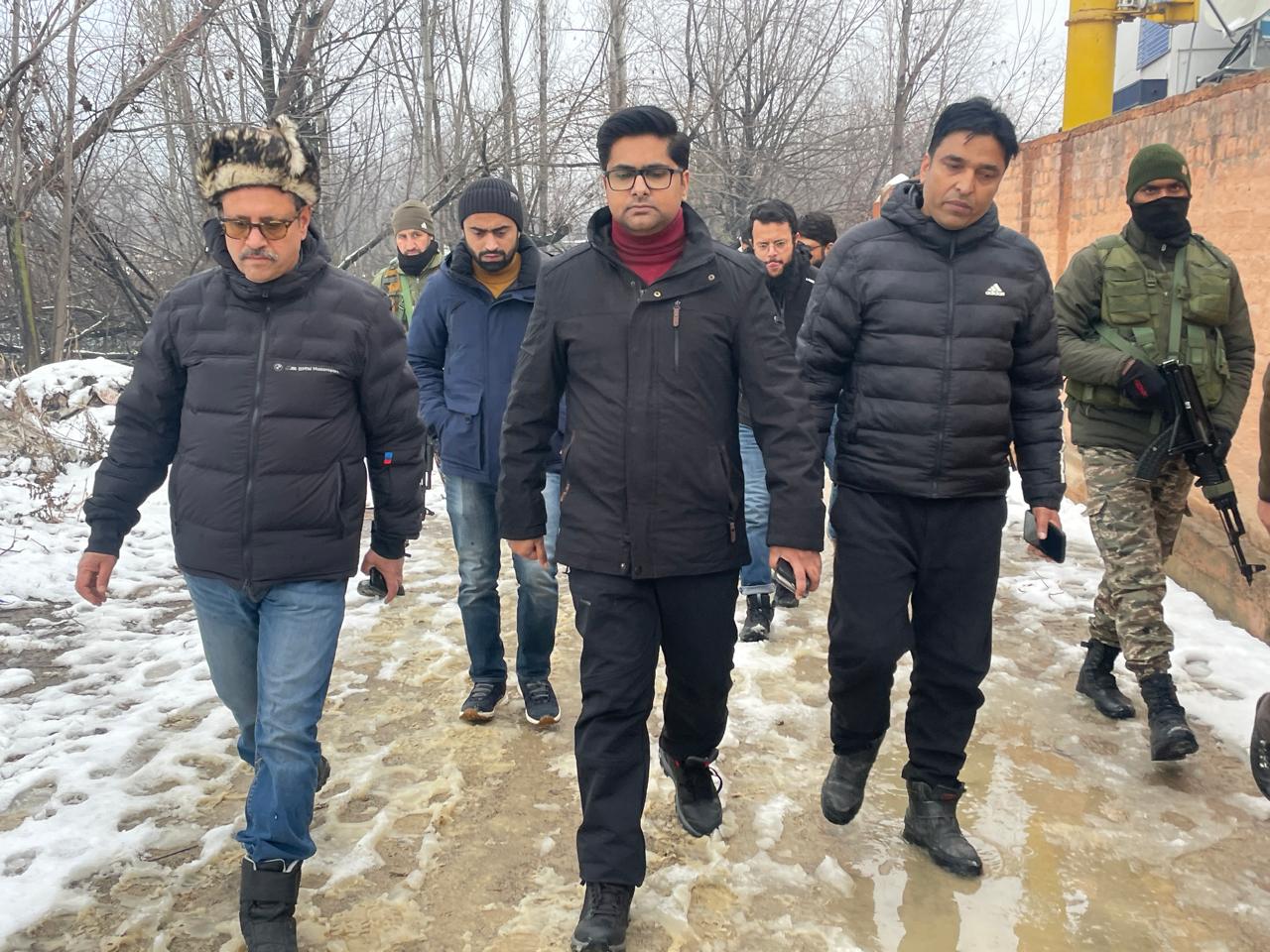 SMC intensifies Snow clearance dewatering operations in Srinagar