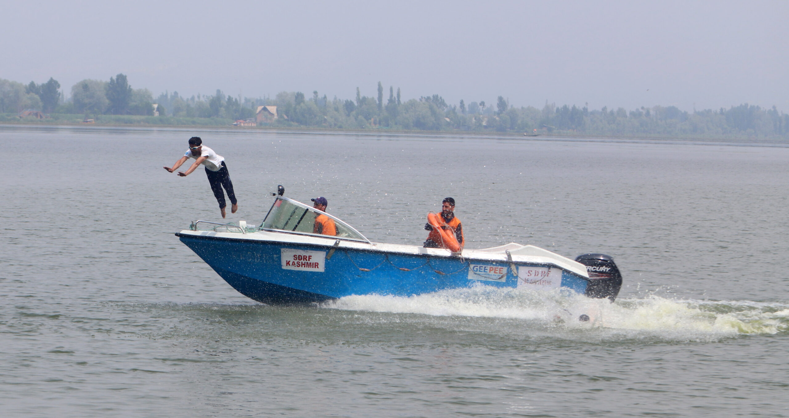 Kashmir SDRF personnel conduct a mock drill at Dal Lake following MHA directive in Srinagar Umar Ganie 23 scaled