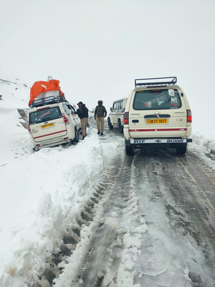 Sinthan Top amid fresh snowfall in Anantnag