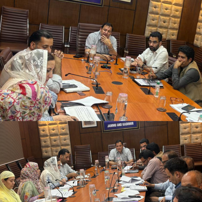 Javid Dar reviews healthcare facilities in GMC Baramulla Medical Blocks of Rafiabad Sopore 18