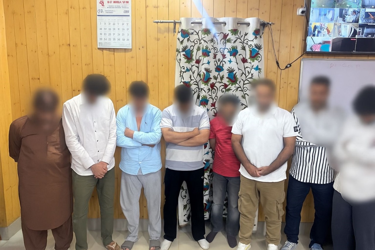 8 gamblers arrested in Tral 20 08 2025