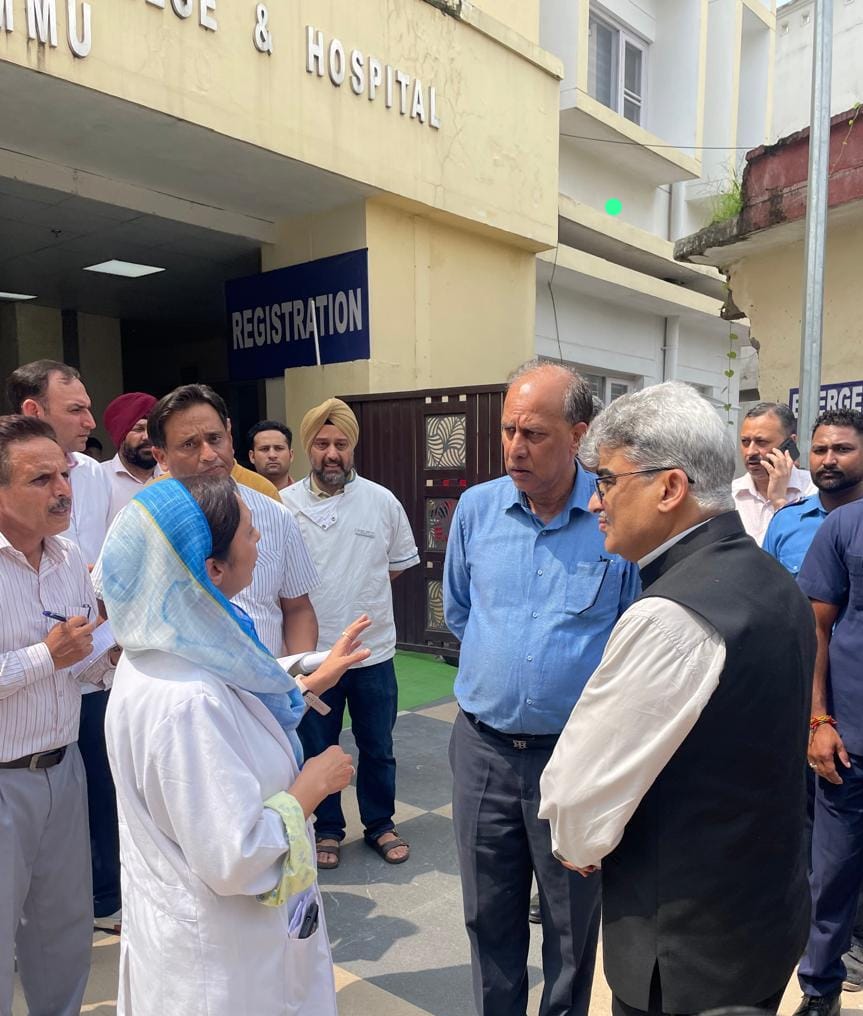 CS inspects Jammus premier health institutions 4 2