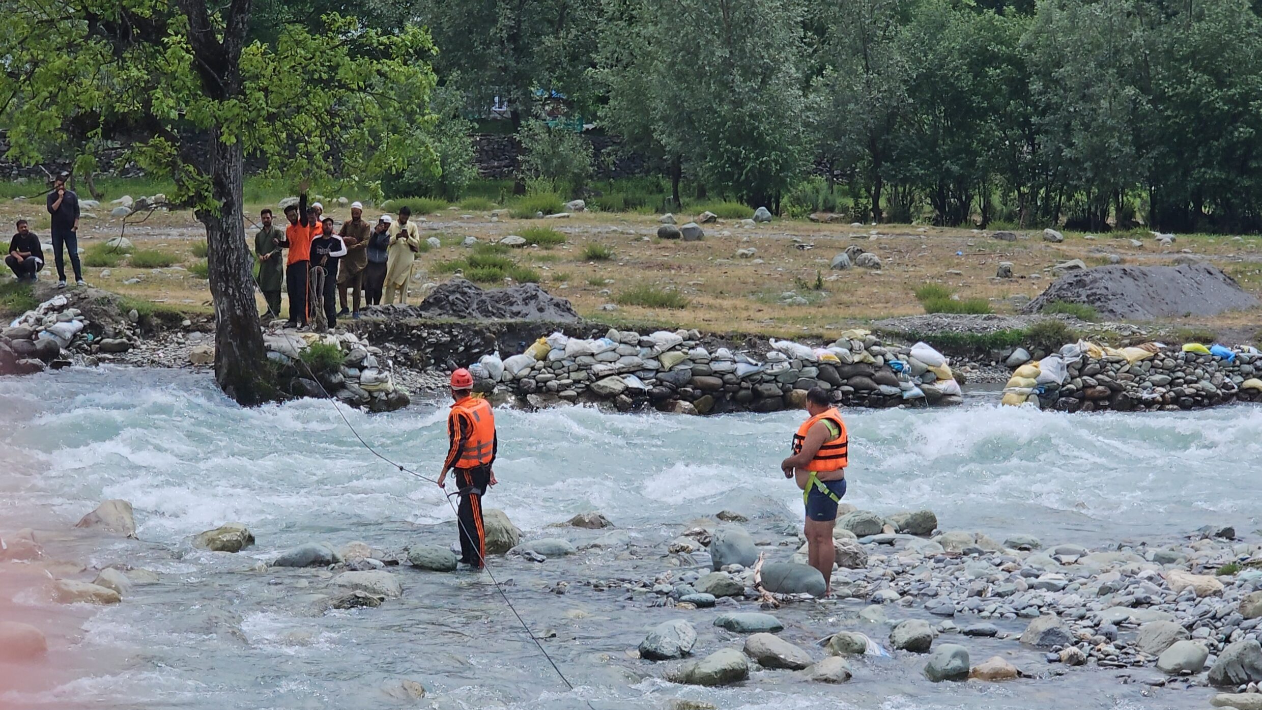 Tourist rescued from drowning in nallah Sindh scaled 1