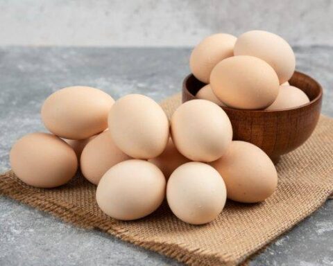 wooden bowl organic raw eggs marble surface 630x420 1