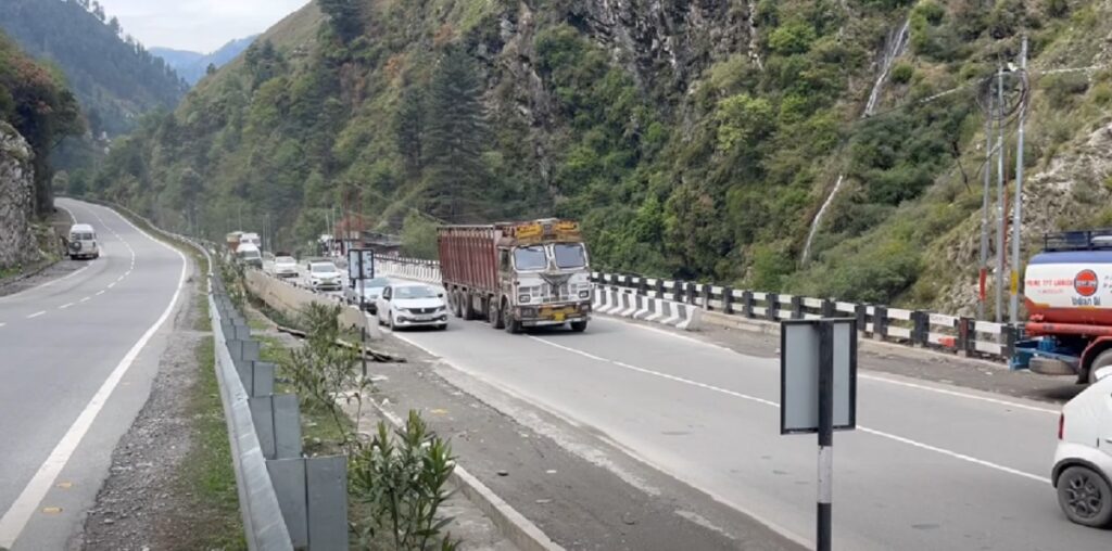 Night Traffic Suspension on NH-44 on June 12, 14, and 16 for Road Works 1 Kashmir Highway Traffic 1024x508 1