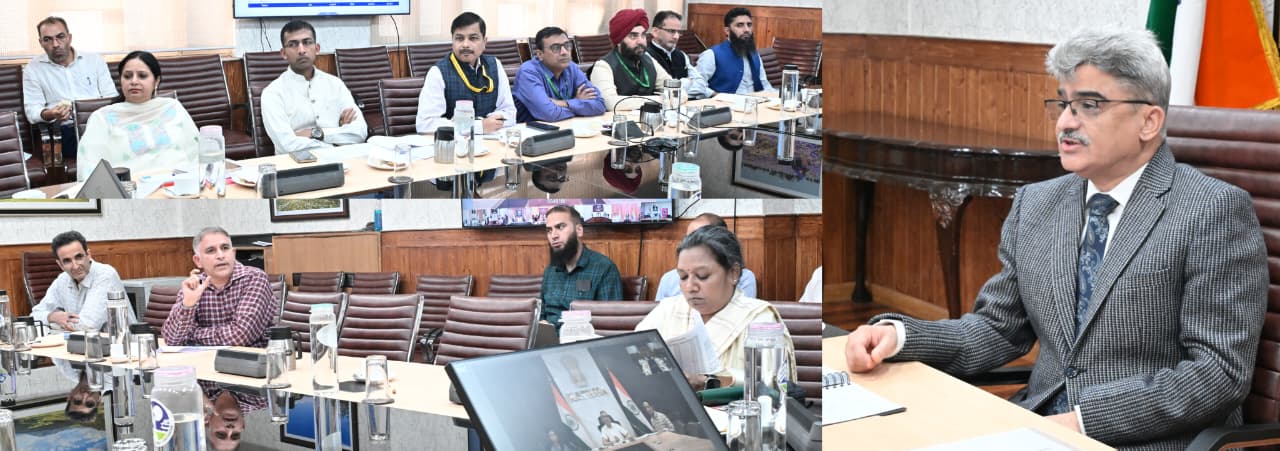 Atal Dulloo reviews progress of Census operations in snow bound areas 28