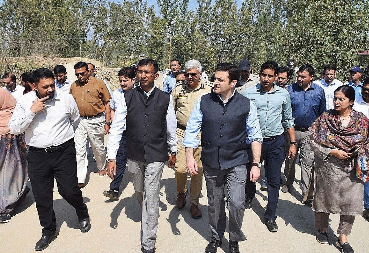 Div Com Kashmir Conducts Extensive Tour of SRR Phase I from Galandar to Narbal