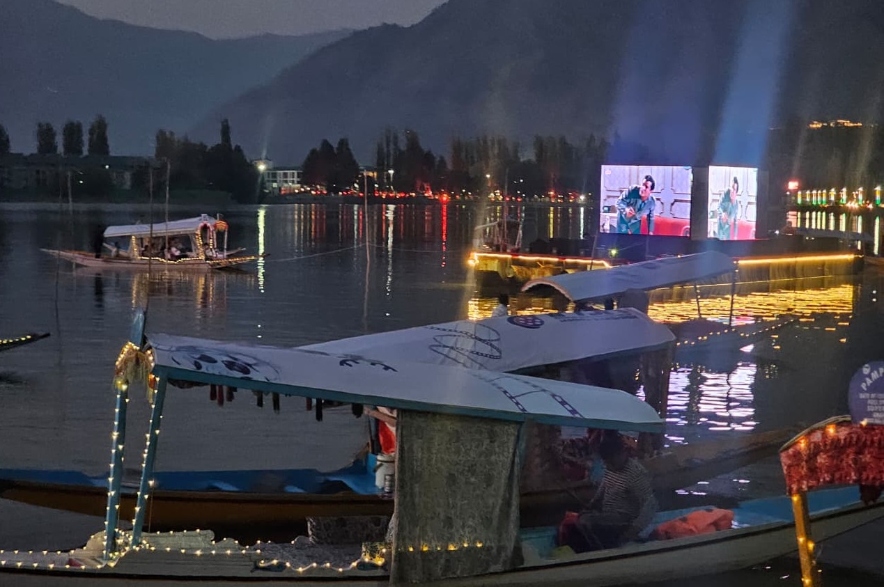Floating cinema draws huge crowds as IFFJK brings cinema to Dal Lake 9 1